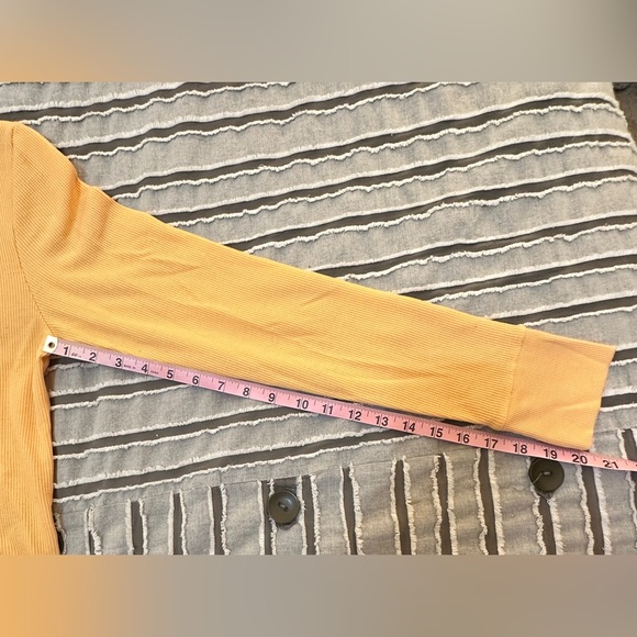 Mock neck t-shirt from American Eagle Outfitters. - Picture 5 of 6